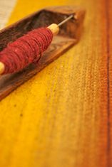 Floor loom shuttle